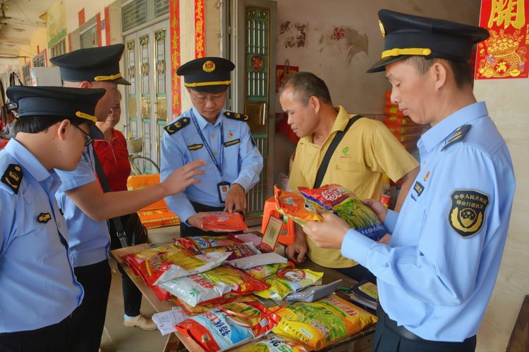 谢一持带队深入皇桐镇龙波墟中林村一线，开展豇豆质量安全专项执法检查 （刘壮 摄）