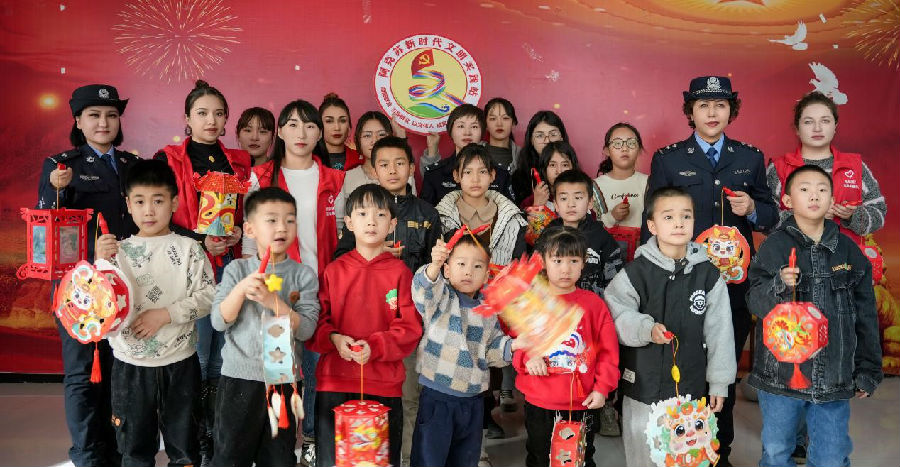 阿克苏市禁毒民警与社区干部及群众合照，共祝元宵佳节 （库尔班 摄）