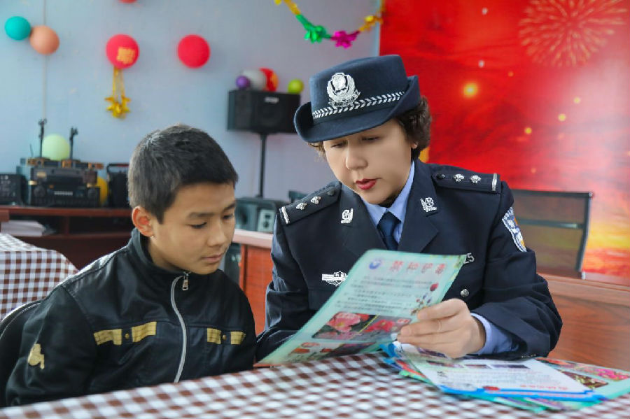 图为阿克苏市公安局禁毒民警给小朋友讲解毒品知识 （库尔班 摄）