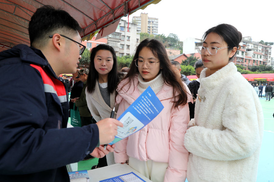 求职者在四川省泸州市纳溪区“春风行动”专场招聘会上了解招聘信息。（王超明 摄）