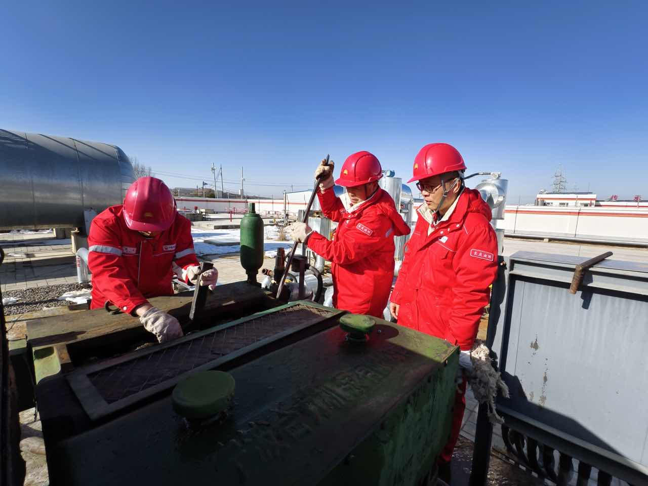 安全检查（黄慧 摄）