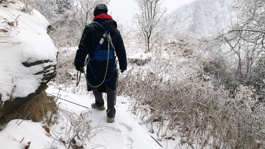图为武当山索道检修员上山除冰（朱江 摄）