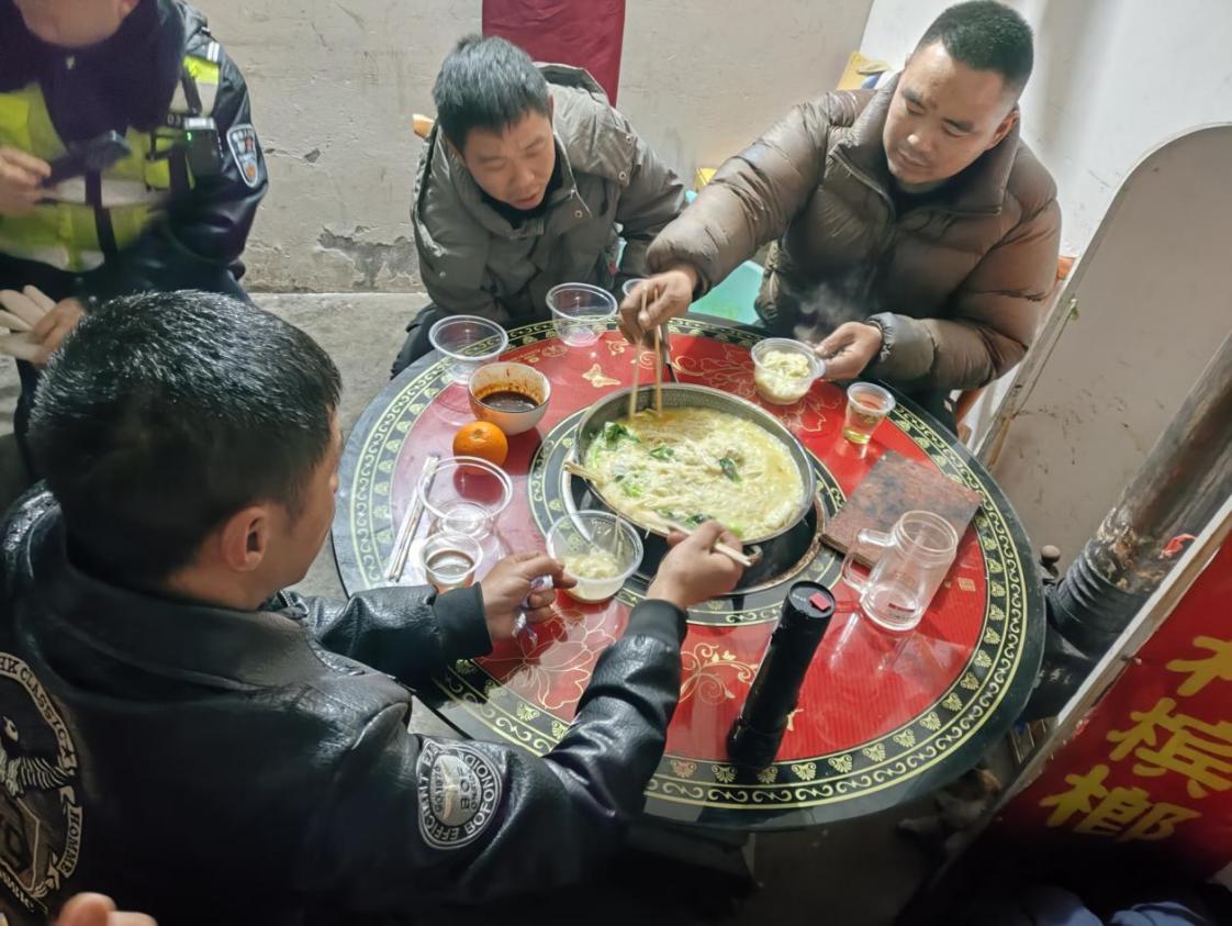 图为滞留货车司机到党员李兵家中吃饭（王梦 摄）