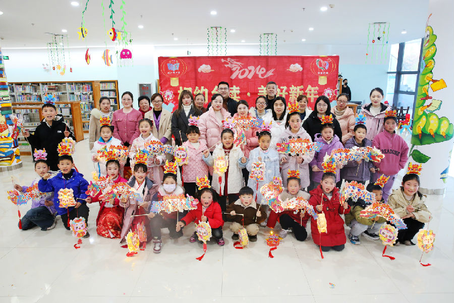 图为图书馆举办手工活动（竹文旅 摄）