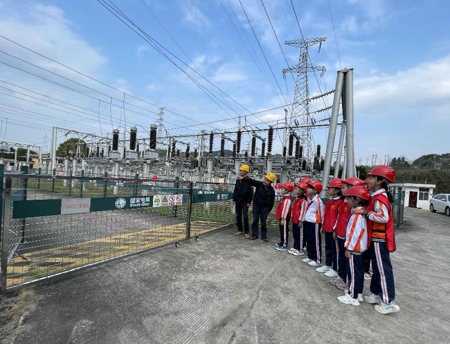 2月21日，国网建瓯市供电公司青年志愿者给小学生解析电力光明的奥秘（张显凤 摄）