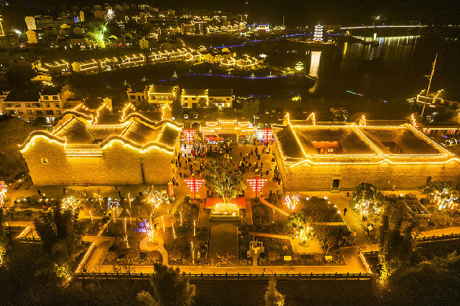 图为竹山县圣水湖旅游度假区夜景（竹文旅 摄）