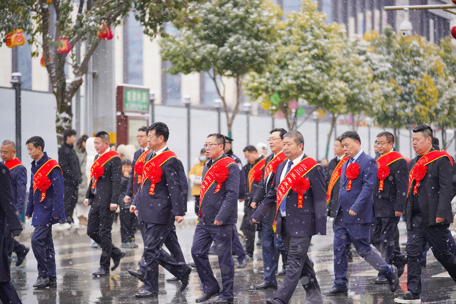 参加夸街活动的成县优秀企业家代表（陈争强 摄）