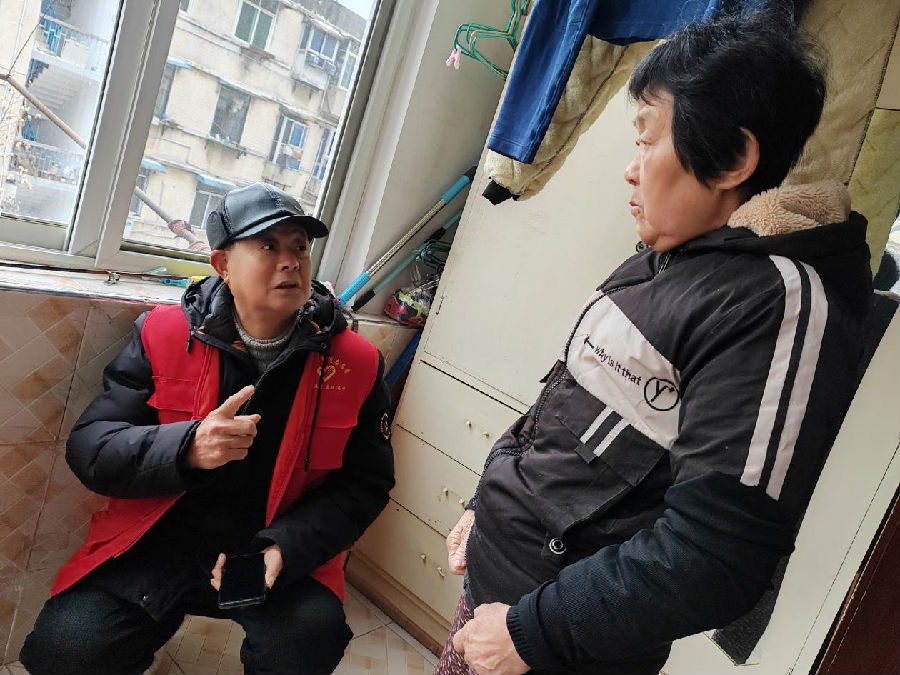 图为下沉党员刘新平在居民家中帮忙（魏涵玉 摄）