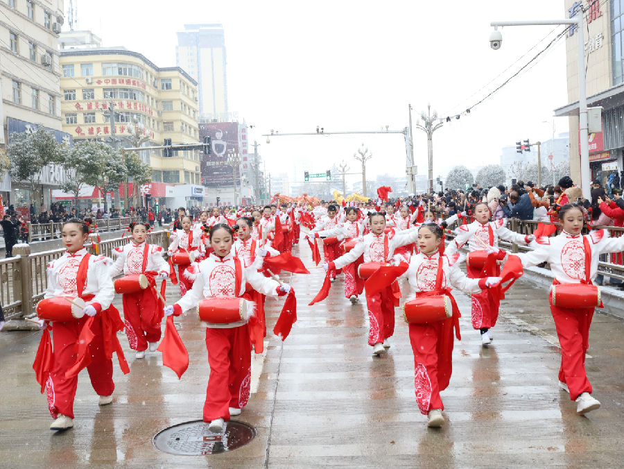 热烈的夸街现场（刘建军 摄）