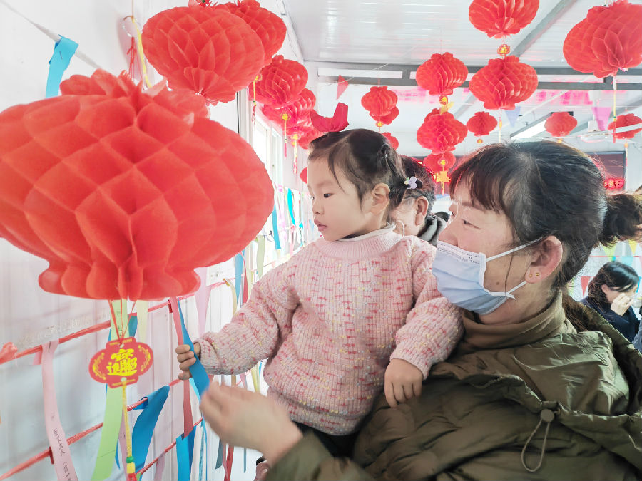 “品汤圆，猜灯谜，扁担河上闹元宵”主题活动现场 （杨文喆 摄）