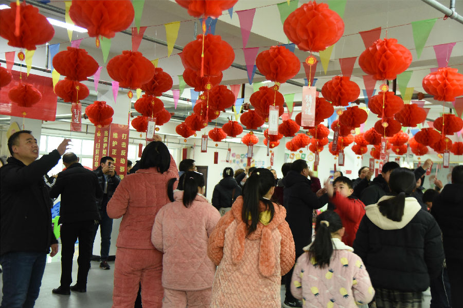 齐聚一堂逛灯谜会 （林娅琪 摄）