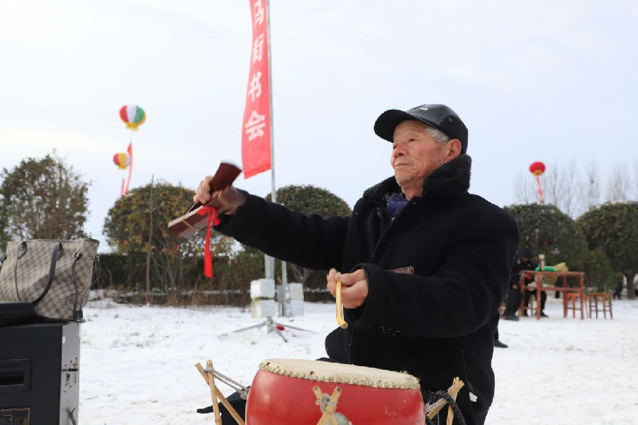 老艺人来到马街书会开始表演 （郭明远 摄）