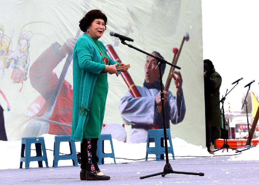 著名评书表演艺术家刘兰芳在表演节目《康熙买马》 （郭明远 摄）