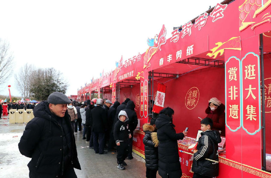 群众在马街书会逛大集、赏非遗 （郭明远 摄）