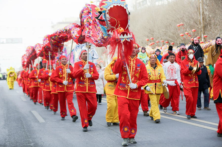 图为社火表演现场 （李新芳 摄）