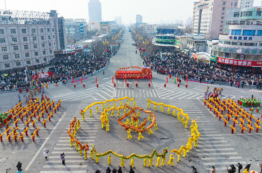 图为社火表演现场 （何龙 摄）