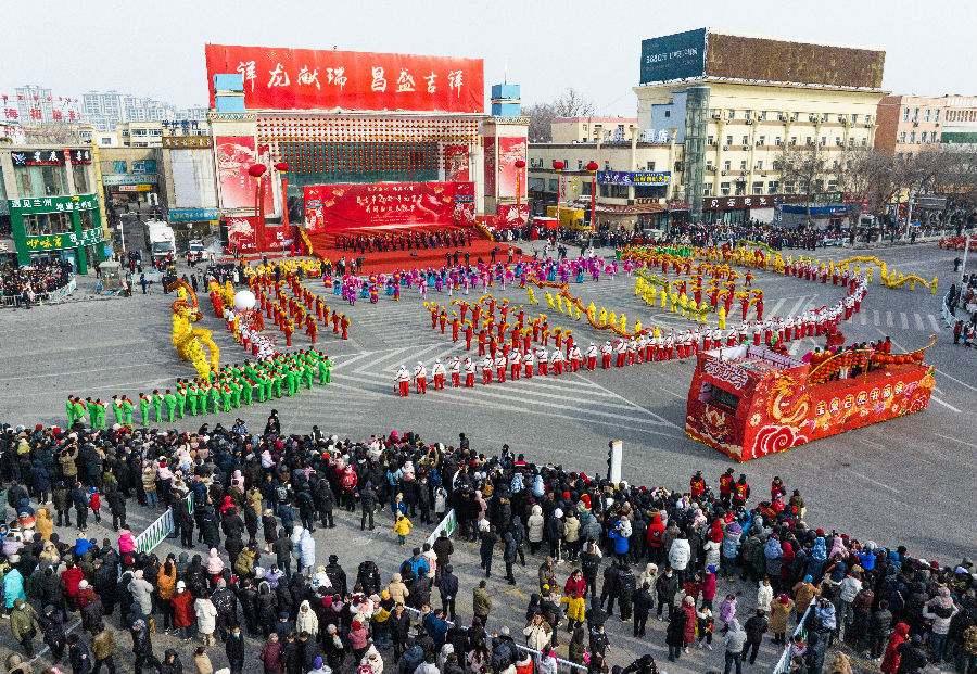 图为社火表演现场 （何龙 摄）