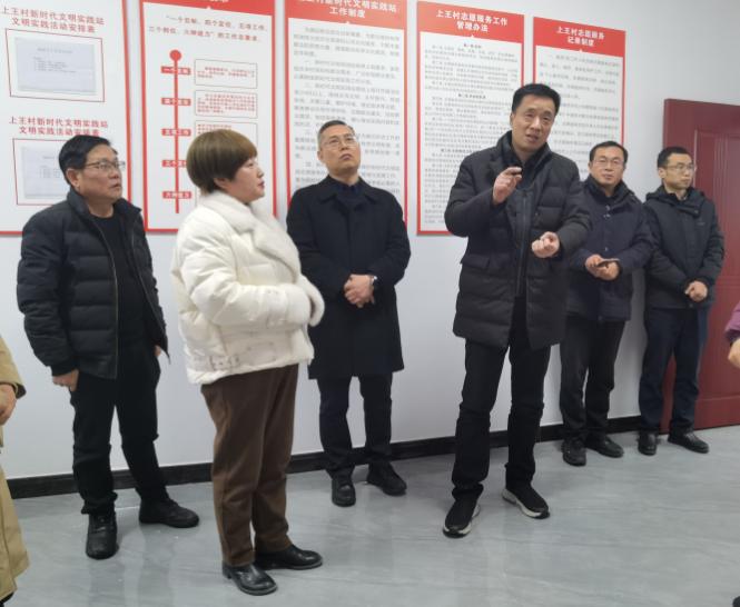 图为万鼎一行实地考察排市镇上王村新时代文明实践站 （石欢 摄）