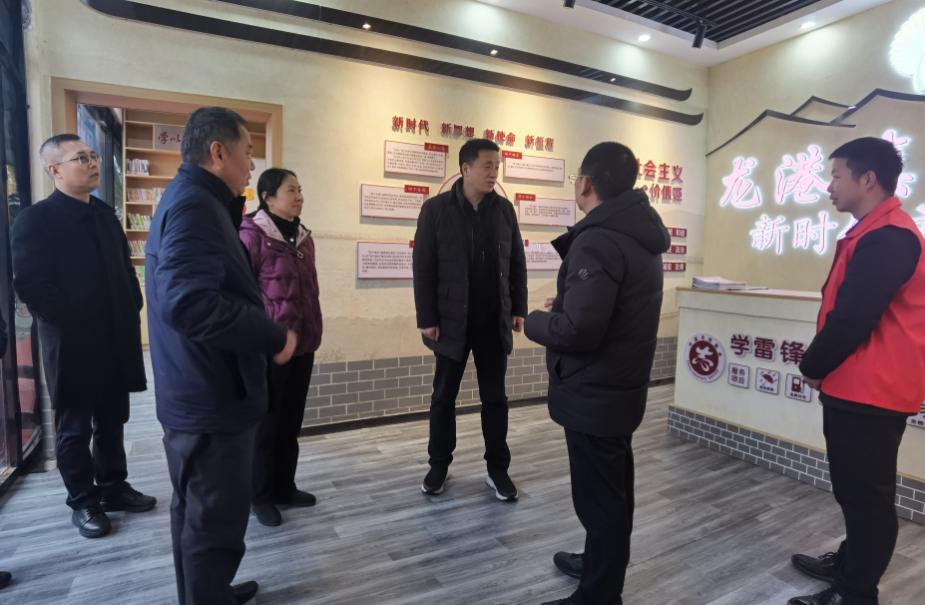 图为万鼎一行实地查看龙港革命烈士纪念馆 （石欢 摄）