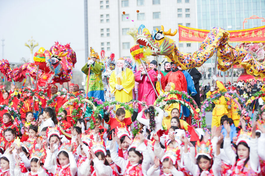 图为社火表演现场 （李新芳 摄）