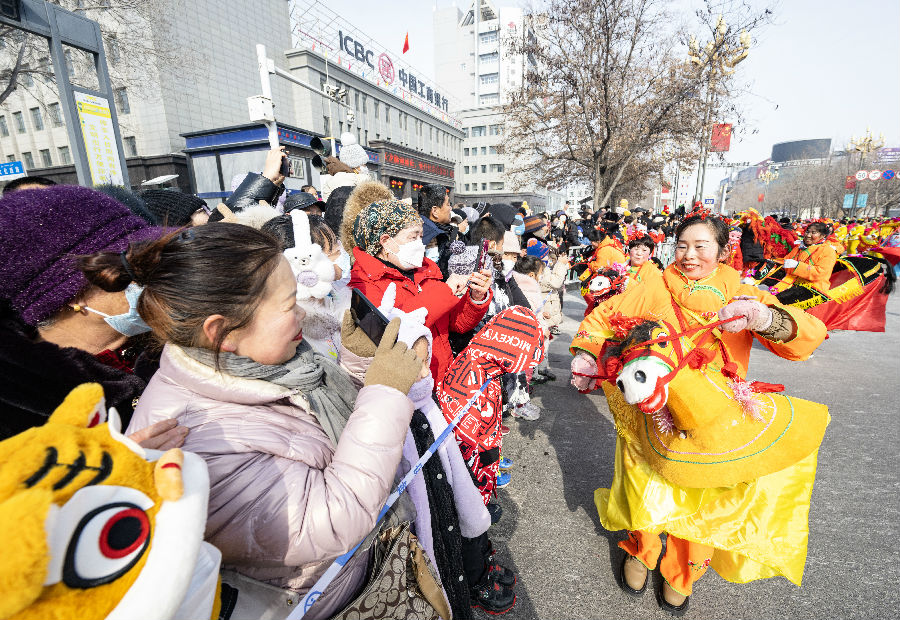 图为社火表演现场 （何龙 摄）