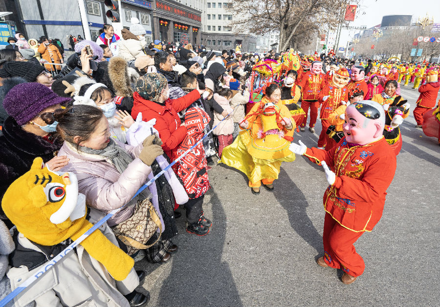 图为社火表演现场 （何龙 摄）