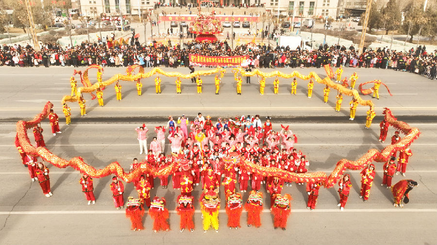 图为社火表演现场 （李新芳 摄）