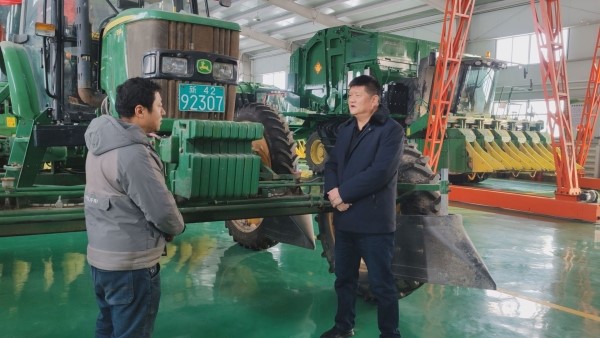 图为韩波在给工人讲解技术要领 （焦祖卿 摄）