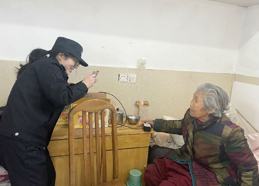 工作人员为老人采集身份证信息 （李颖娴 摄）