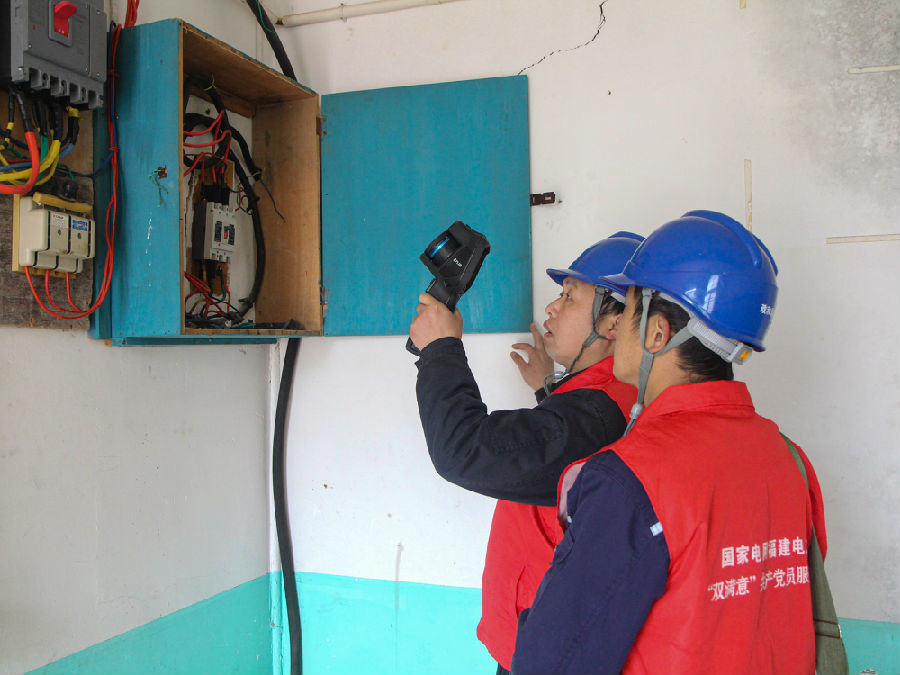 2月25日，国家电网福建电力“双满意”（政和）共产党员服务队对学习内重点线路开展巡视测温工作。（张荣麒 摄）
