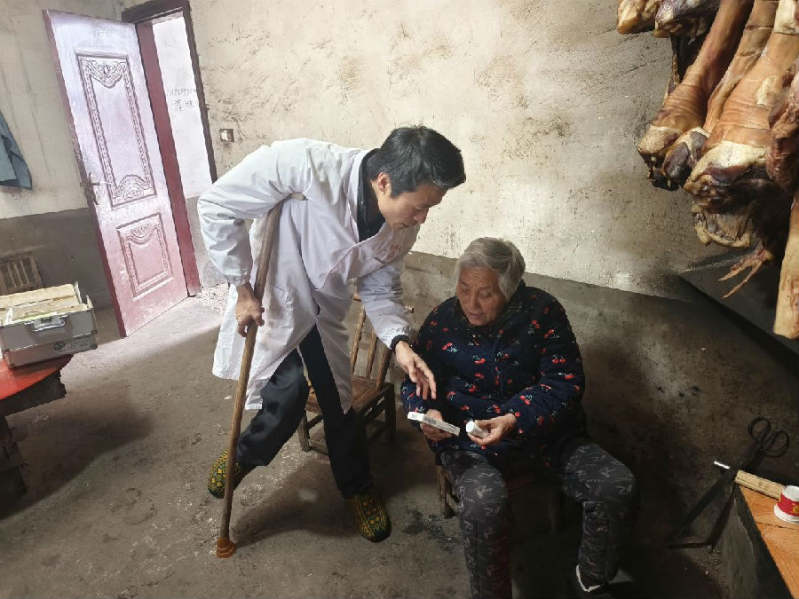 图为尹传波向老人石英详细介绍药物服用注意事项（吴佳鑫 摄）