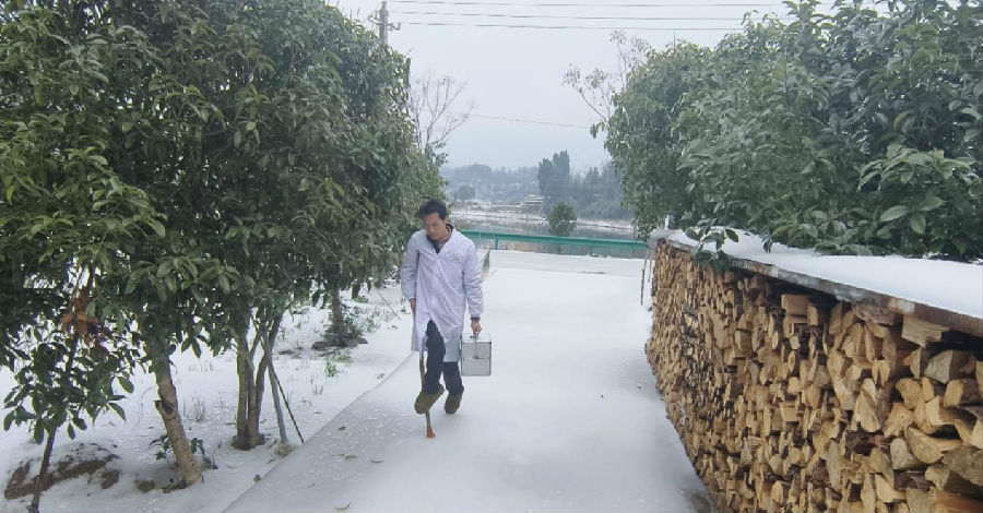 尹传波在冰雪天气中独自前往群众家中（吴佳鑫 摄）