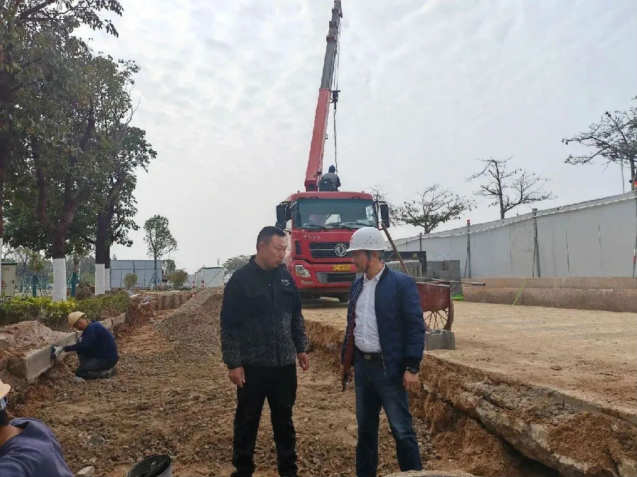 漳州台商投资区管委会建设局相关负责人到施工现场做到“向上沟通、平行协调、对下部署，对标完成”，确保工程顺利进展。（潘小滨 摄）