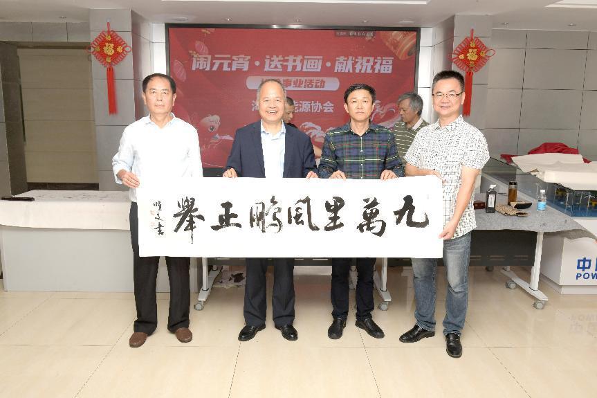 莫惟文（左一）赠送书法《九万里风鹏正举》（吴太能 摄）