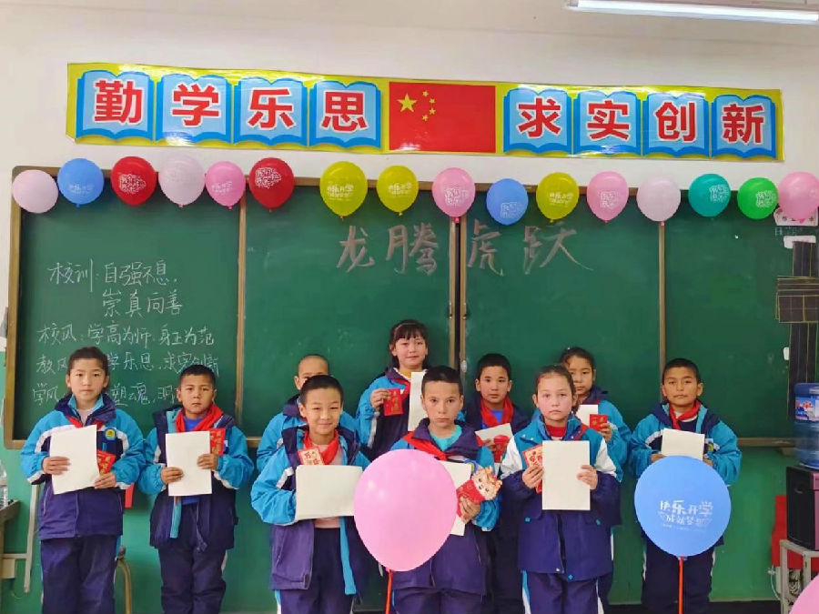 图为温宿县共青团镇二小班级里举行“开学第一课”（徐海东 摄）