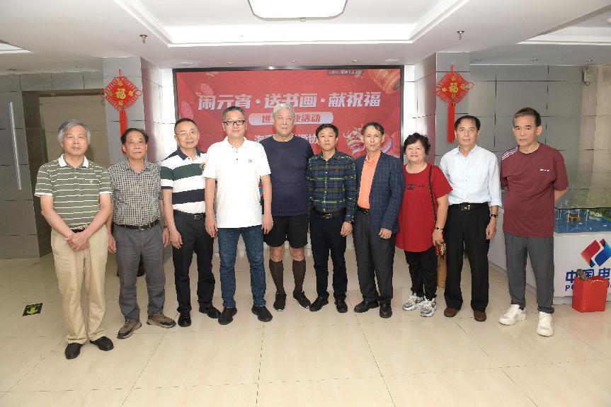领导、书画家合影（吴太能 摄）