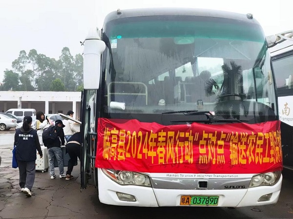 外出务工人员有序上车（郑天龙 摄）