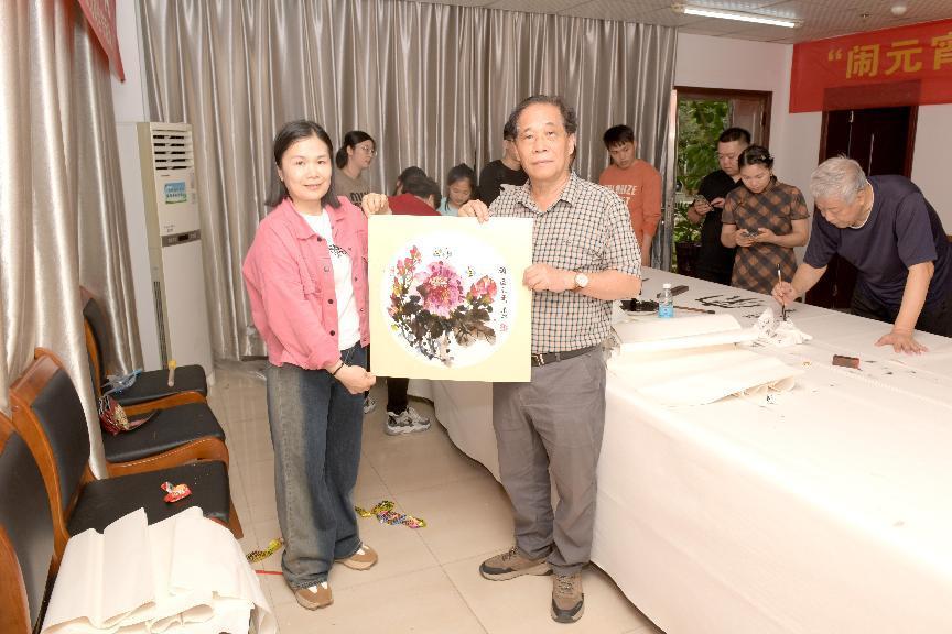 张建雄（右）赠送国画《国色天香》（吴太能 摄）