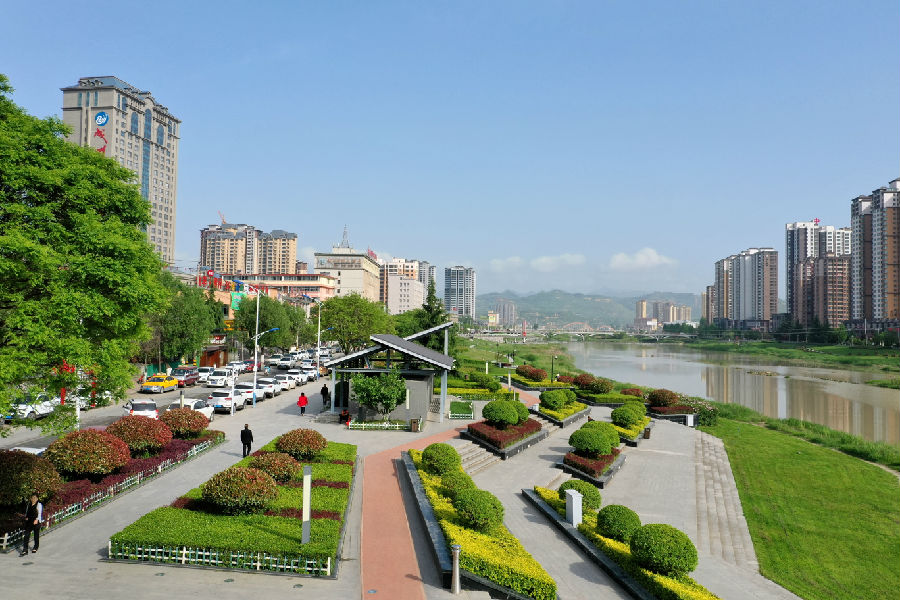 环境优美的成县青泥河两岸（燕海潮 摄）