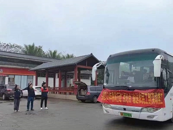 临高县人力资源服务中心副主任倪志荣为务工人员送行（郑天龙 摄）