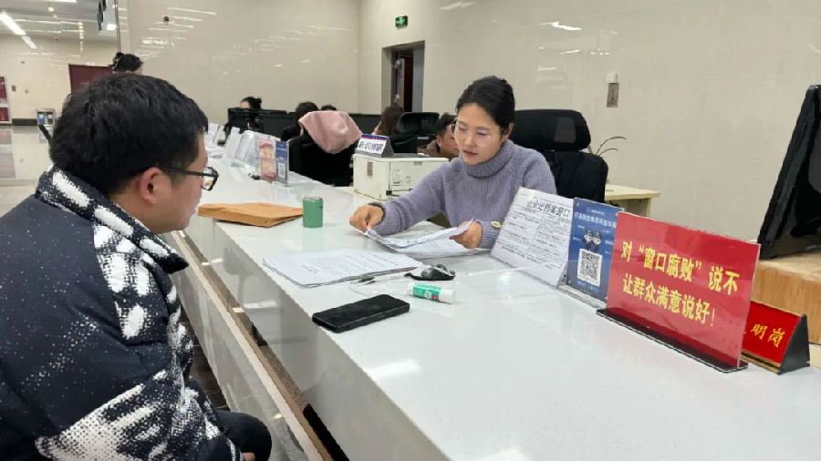 区市场监管局注册登记服务窗口(蜀宣 摄) 区市场监管局注册登记服务窗口(蜀宣 摄)