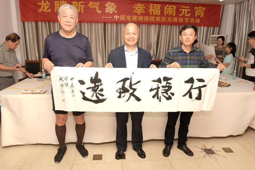 魏建勋（左一）赠送书法《行稳致远》（吴太能 摄）
