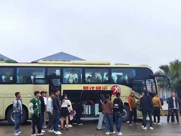 外出务工人员有序上车（郑天龙 摄）