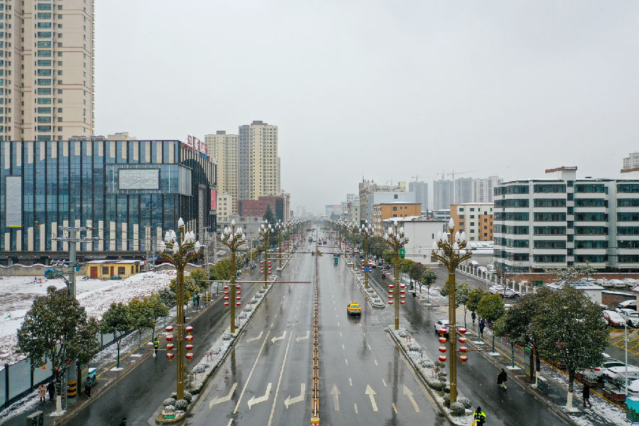 城市基础功能完善的成县陇南路（陈争强 摄）