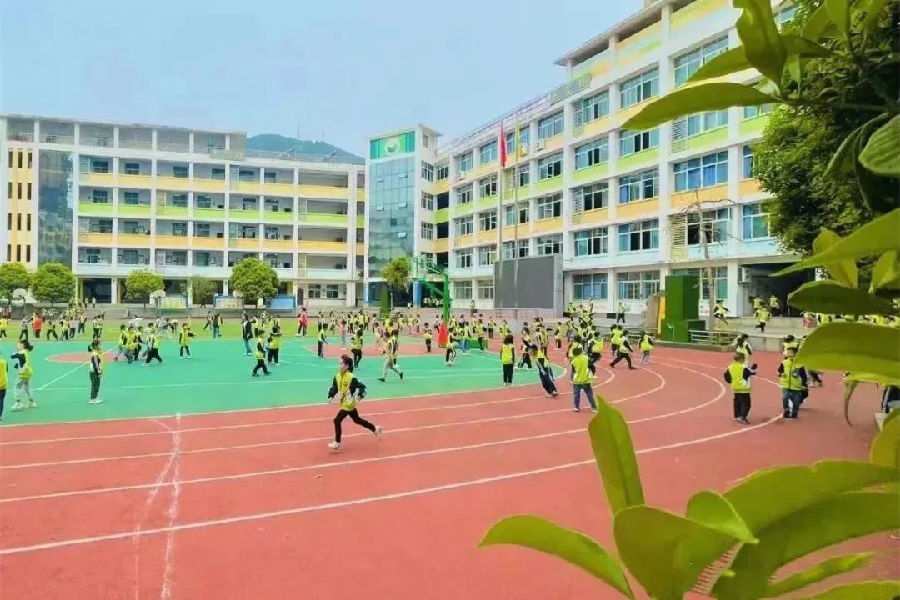 盐亭中学开展课间活动 （杜亚菲  摄）