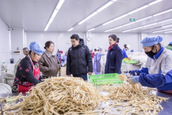 珲春农商银行走访水产企业，推介“冻货仓单”质押贷款产品。(杨平 摄)