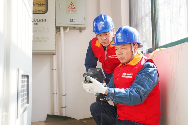 国网郎溪县供电公司党员服务队对设备进行重点检查（邹冰婵 摄）