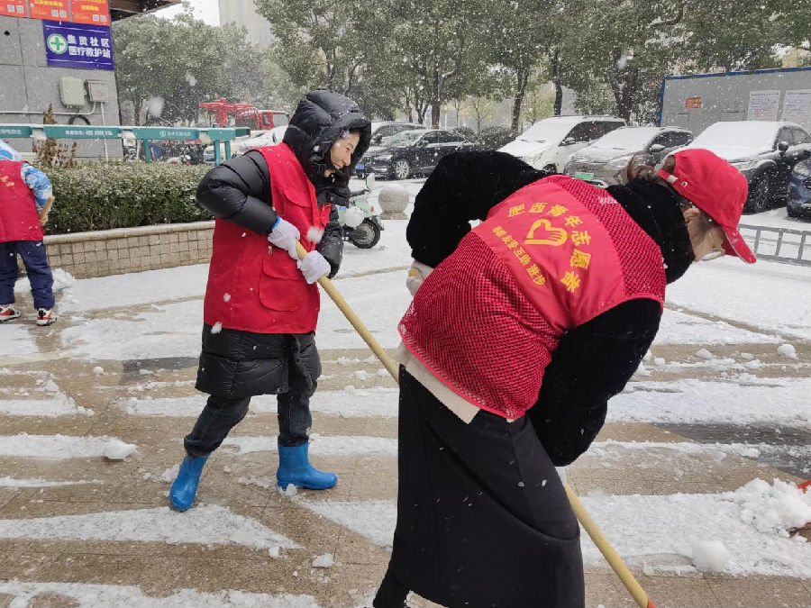 青年志愿者参与社区铲雪行动 （鲁楠 摄）