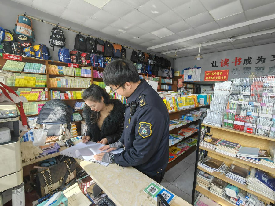 图为响水县文化执法人员到校园周边书店开展执法检查（徐健 摄）