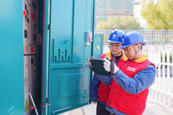 国网郎溪县供电公司党员服务队在郎溪第二中学对设备进行检查（邹冰婵 摄）